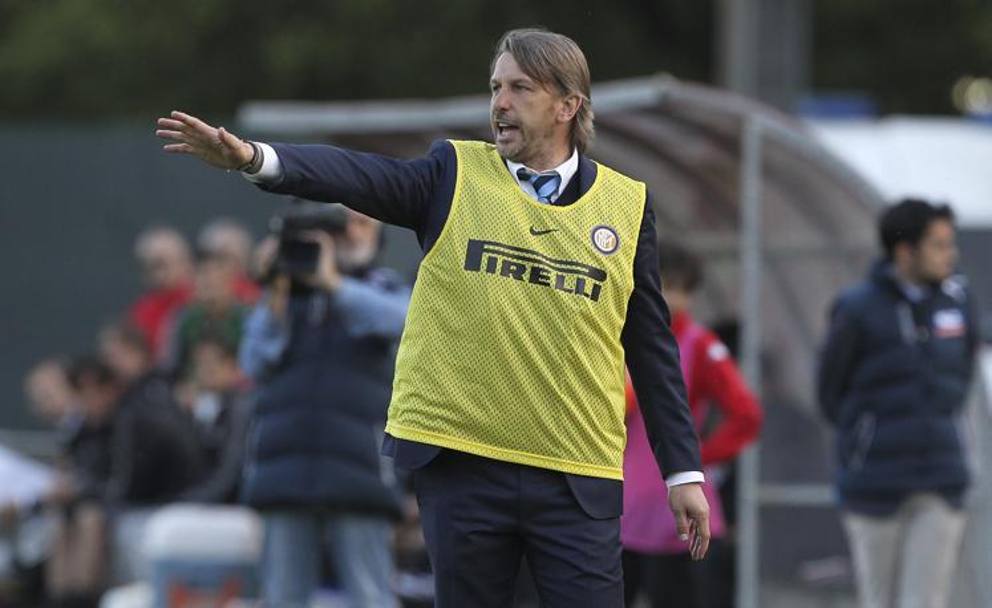 Le indicazioni di Stefano Vecchi, costretto dall&#39;arbitro a indossare il fratino. Getty Images